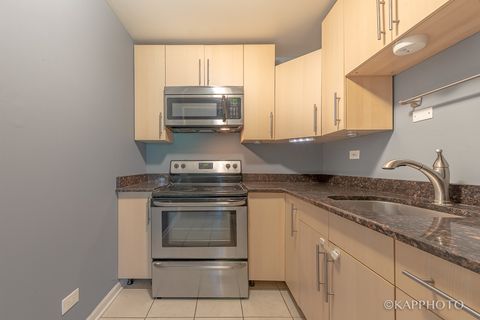 Tiny photo for 720 W Gordon Terrace #3N, Chicago, IL 60613 (MLS # 12485274)