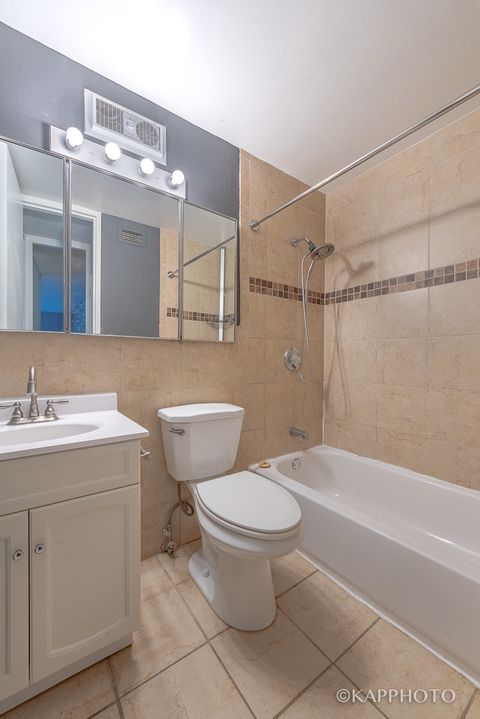 Tiny photo for 720 W Gordon Terrace #3N, Chicago, IL 60613 (MLS # 12485274)