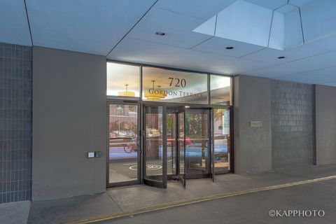 Tiny photo for 720 W Gordon Terrace #3N, Chicago, IL 60613 (MLS # 12485274)