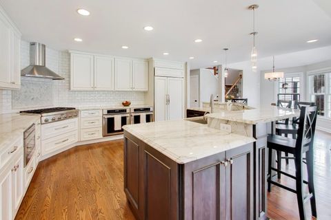 Tiny photo for 1212 W Clarendon Road, Arlington Heights, IL 60004 (MLS # 12600391)