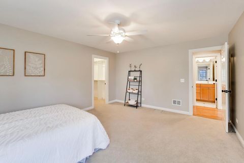 Tiny photo for 1212 W Clarendon Road, Arlington Heights, IL 60004 (MLS # 12600391)