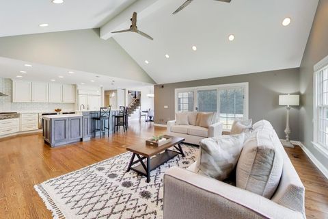 Tiny photo for 1212 W Clarendon Road, Arlington Heights, IL 60004 (MLS # 12600391)