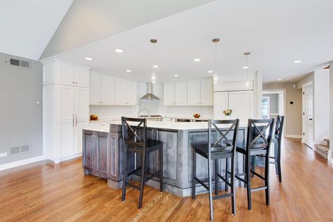 Tiny photo for 1212 W Clarendon Road, Arlington Heights, IL 60004 (MLS # 12600391)