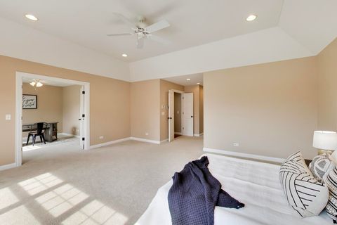 Tiny photo for 1212 W Clarendon Road, Arlington Heights, IL 60004 (MLS # 12600391)