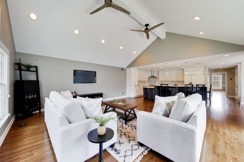 Tiny photo for 1212 W Clarendon Road, Arlington Heights, IL 60004 (MLS # 12600391)