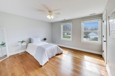 Tiny photo for 1212 W Clarendon Road, Arlington Heights, IL 60004 (MLS # 12600391)