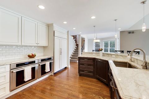 Tiny photo for 1212 W Clarendon Road, Arlington Heights, IL 60004 (MLS # 12600391)