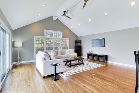 Tiny photo for 1212 W Clarendon Road, Arlington Heights, IL 60004 (MLS # 12600391)