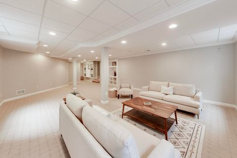 Tiny photo for 1212 W Clarendon Road, Arlington Heights, IL 60004 (MLS # 12600391)