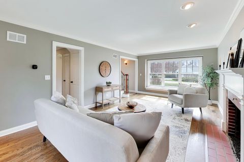 Tiny photo for 1212 W Clarendon Road, Arlington Heights, IL 60004 (MLS # 12600391)