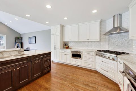 Tiny photo for 1212 W Clarendon Road, Arlington Heights, IL 60004 (MLS # 12600391)