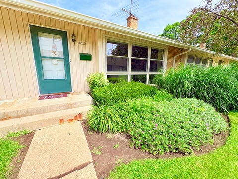 Tiny photo for 922 N Milwaukee Avenue #C, Libertyville, IL 60048 (MLS # 12729041)