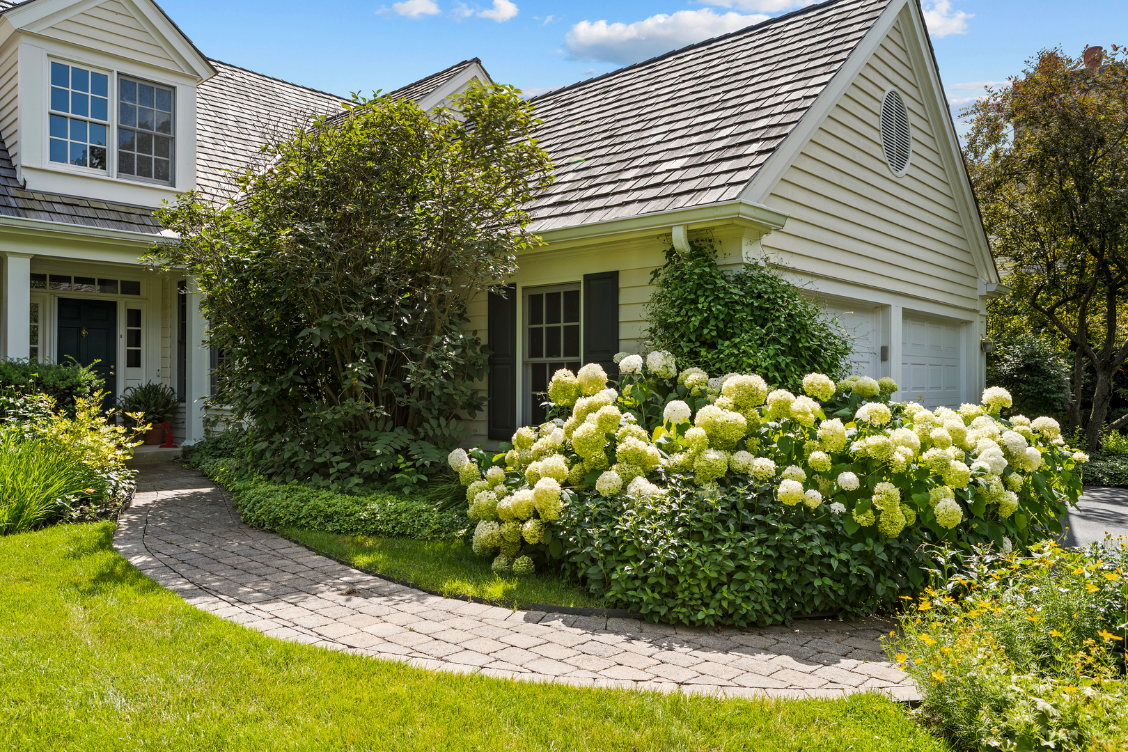 1845 W North Pond Lane