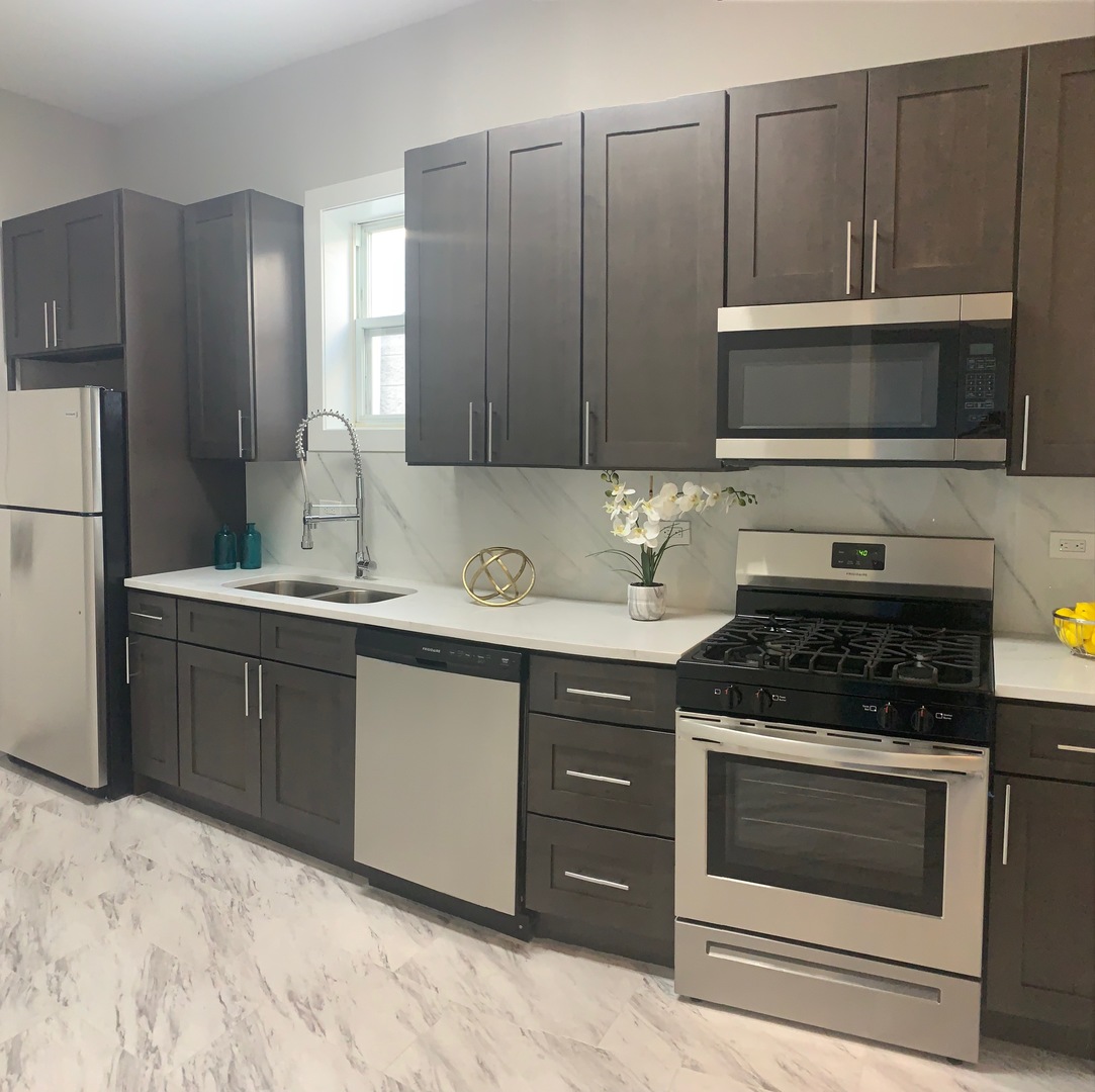 3328 W Le Moyne Street 1