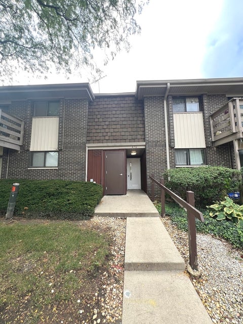 Tiny photo for 476 Raintree Court #2C, Glen Ellyn, IL 60137 (MLS # 12765995)