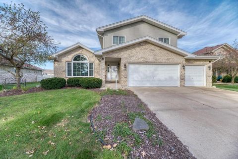 Photo of 511 Edgewater Drive, Minooka, IL 60447 (MLS # 12502624) Photo of 511 Edgewater Drive, Minooka, IL 60447 (MLS # 12502624)