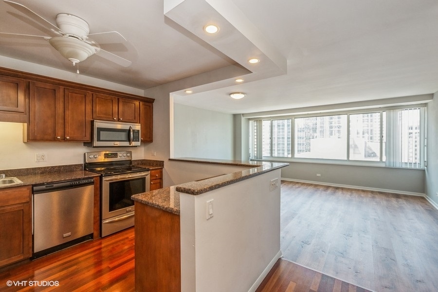 211 E Ohio Street 2704