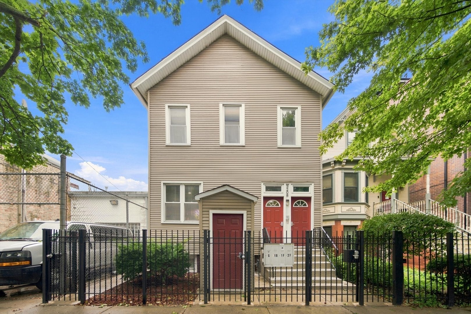 3208 N Seminary Avenue