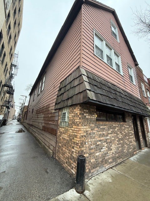 1015 W Belmont Avenue