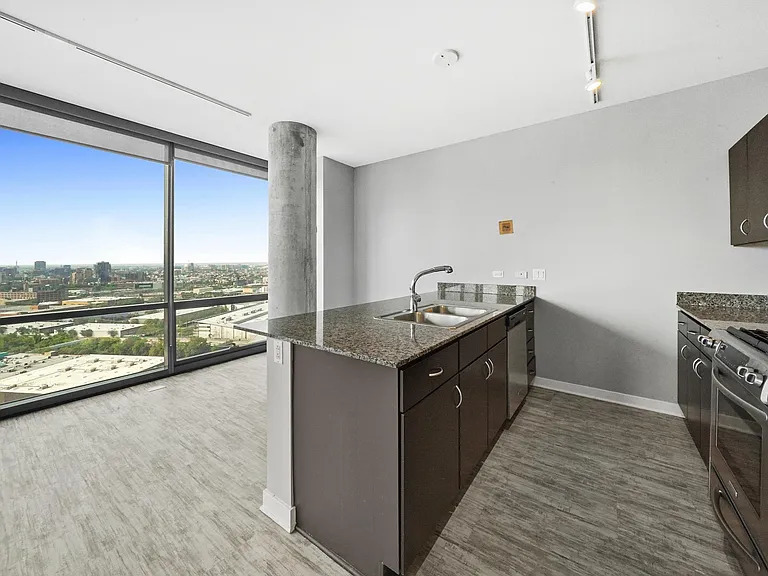 860 W Blackhawk Street 2401