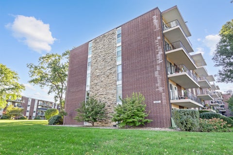 Photo of 5300 Walnut Avenue #20a, Downers Grove, IL 60515 (MLS # 12778357)