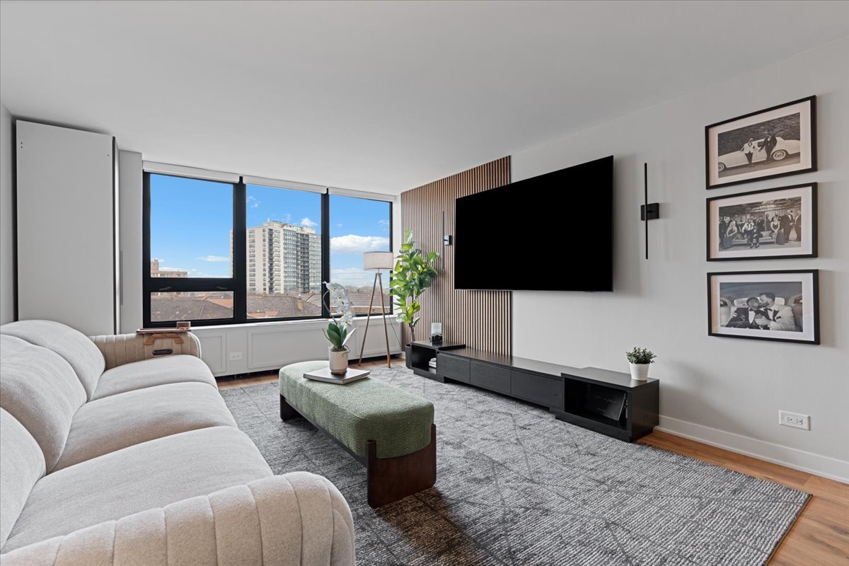 3930 N Pine Grove Avenue 809