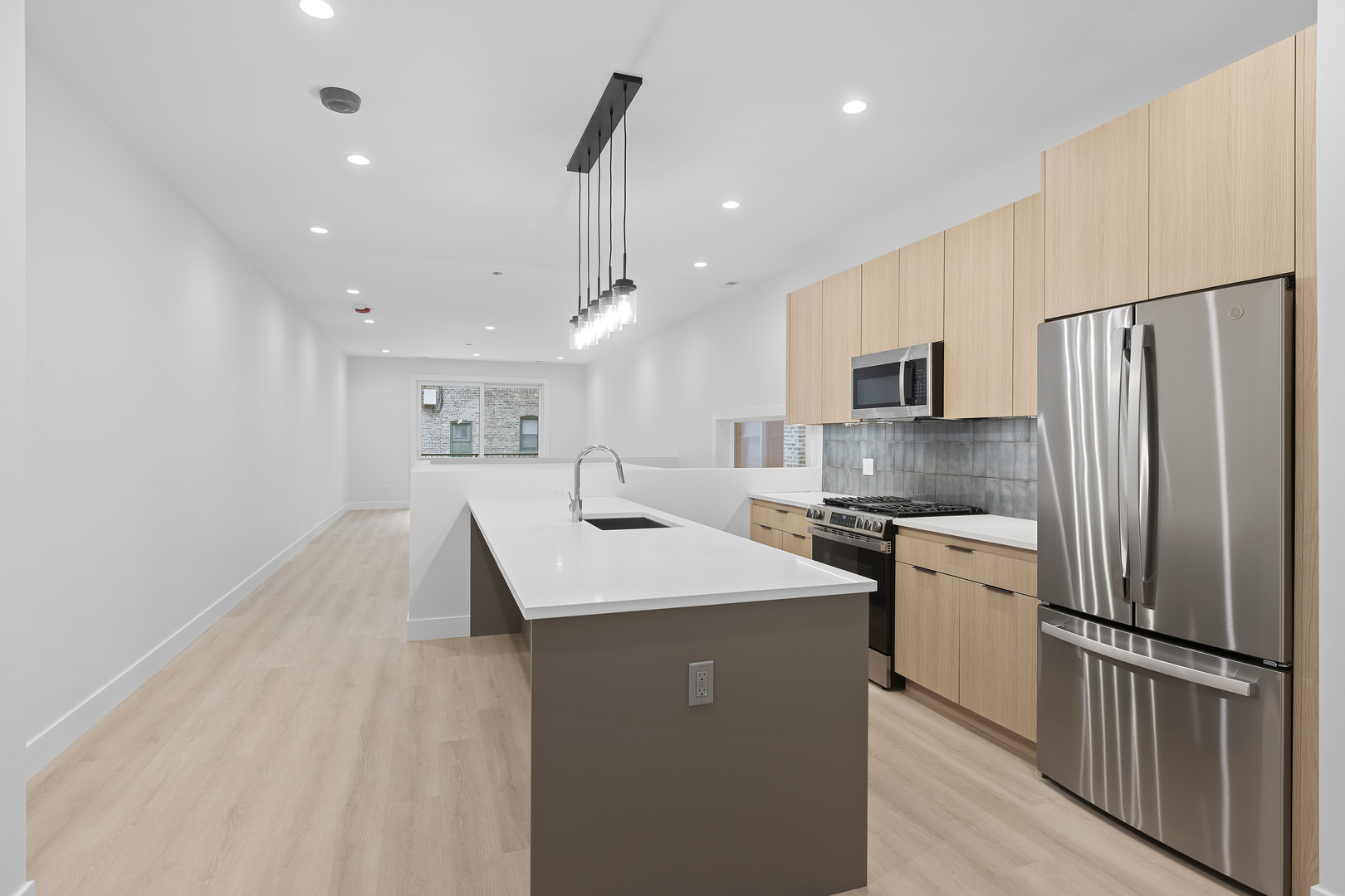 904 W Dakin Street 103