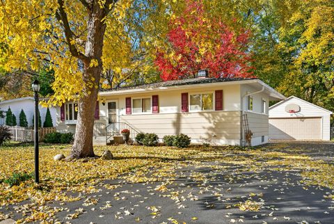 Photo of 310 2nd Court, Crystal Lake, IL 60014 (MLS # 12511241)