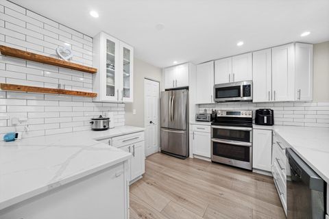 Tiny photo for 8094 Garfield Avenue #4-3, Burr Ridge, IL 60527 (MLS # 12513073)