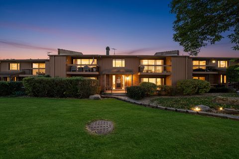 Tiny photo for 8094 Garfield Avenue #4-3, Burr Ridge, IL 60527 (MLS # 12513073)