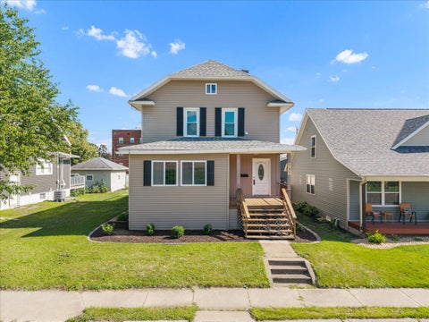 Photo of 737 Grant Street, Bettendorf, IA 52722 (MLS # 12683144)