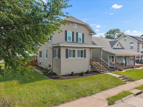 Tiny photo for 737 Grant Street, Bettendorf, IA 52722 (MLS # 12683144)