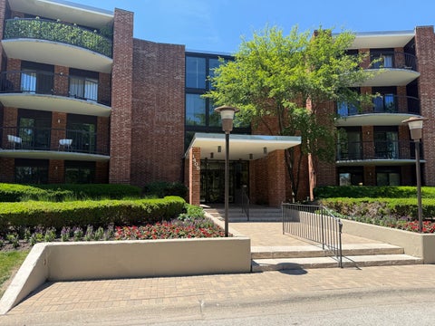 Photo of 1405 E Central Road #411B, Arlington Heights, IL 60005 (MLS # 12664635)