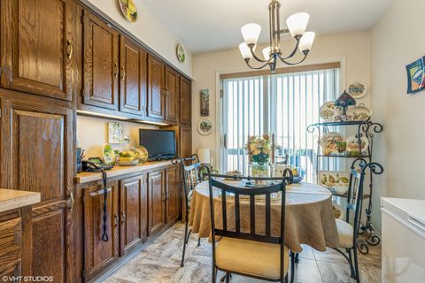 Tiny photo for 8100 W Foster Lane #510, Niles, IL 60714 (MLS # 12543988)