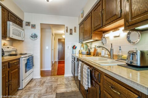 Tiny photo for 8100 W Foster Lane #510, Niles, IL 60714 (MLS # 12543988)