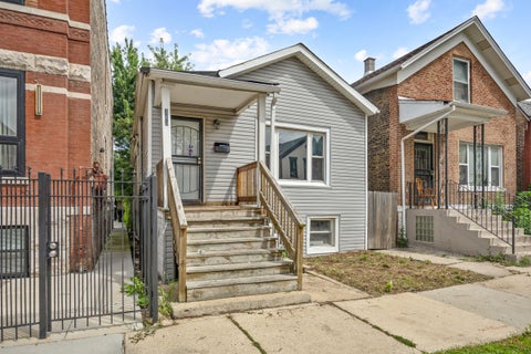 Photo of 3450 W Walnut Street, Chicago, IL 60624 (MLS # 12737478)