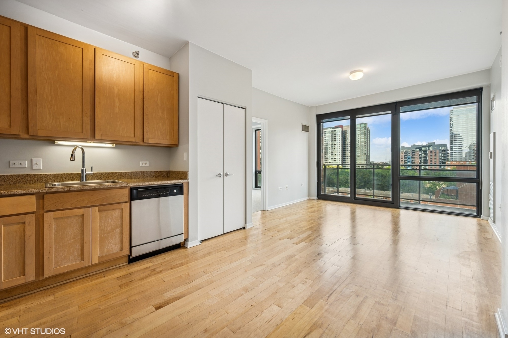 1 E 8th Street 606