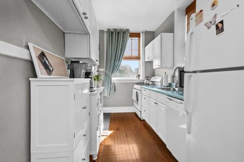 Tiny photo for 212 N Oak Park Avenue #2EE, Oak Park, IL 60302 (MLS # 12463895)