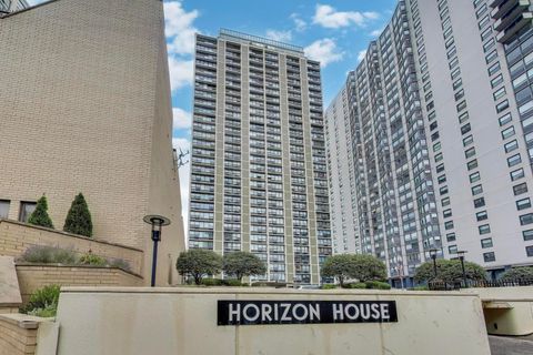 Photo of 5733 N Sheridan Road #23B, Chicago, IL 60660 (MLS # 12497945)