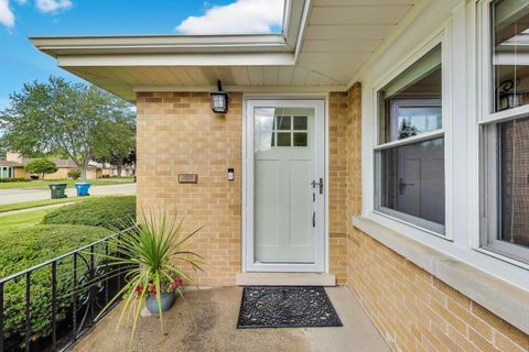 Tiny photo for 811 S Na Wa Ta Avenue, Mount Prospect, IL 60056 (MLS # 12486028)