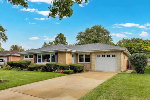 Tiny photo for 811 S Na Wa Ta Avenue, Mount Prospect, IL 60056 (MLS # 12486028)