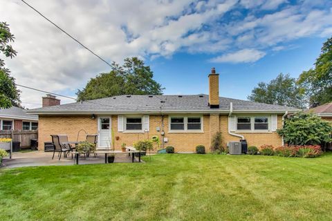 Tiny photo for 811 S Na Wa Ta Avenue, Mount Prospect, IL 60056 (MLS # 12486028)