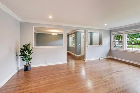 Tiny photo for 811 S Na Wa Ta Avenue, Mount Prospect, IL 60056 (MLS # 12486028)