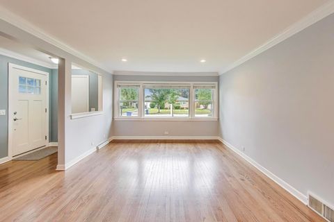 Tiny photo for 811 S Na Wa Ta Avenue, Mount Prospect, IL 60056 (MLS # 12486028)