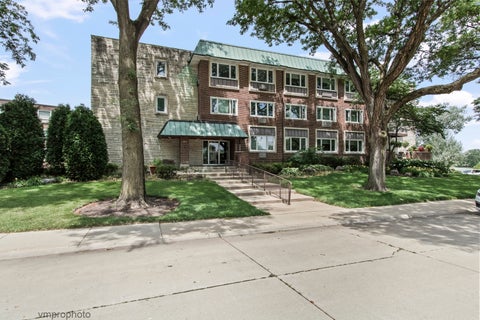 Photo of 2812 E Bel Aire Drive #303, Arlington Heights, IL 60004 (MLS # 12738668)