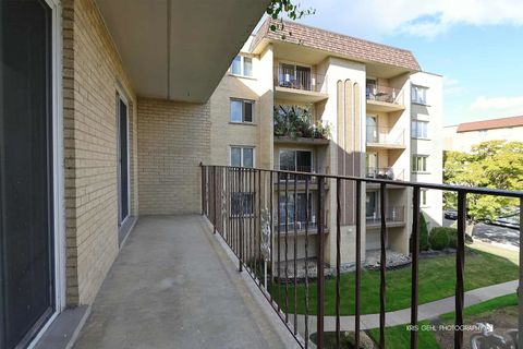 Tiny photo for 4106 N NARRAGANSETT Avenue #301, Chicago, IL 60634 (MLS # 12507994)