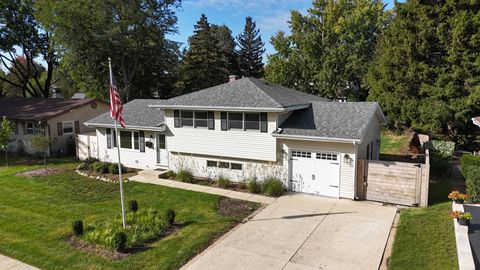 Tiny photo for 208 S River Road, Fox River Grove, IL 60021 (MLS # 12492170)