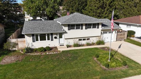 Tiny photo for 208 S River Road, Fox River Grove, IL 60021 (MLS # 12492170)