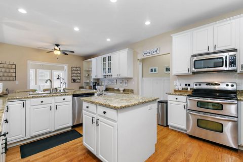 Tiny photo for 560 Ellen Court, Woodstock, IL 60098 (MLS # 12556328)