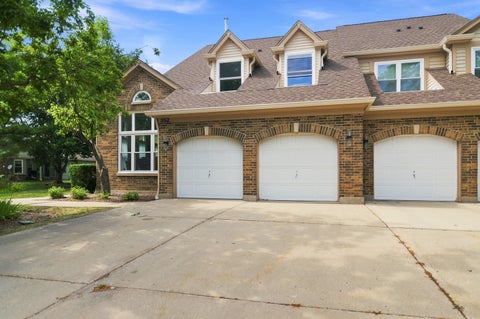 Photo of 352 Satinwood Court N, Buffalo Grove, IL 60089 (MLS # 12714706)